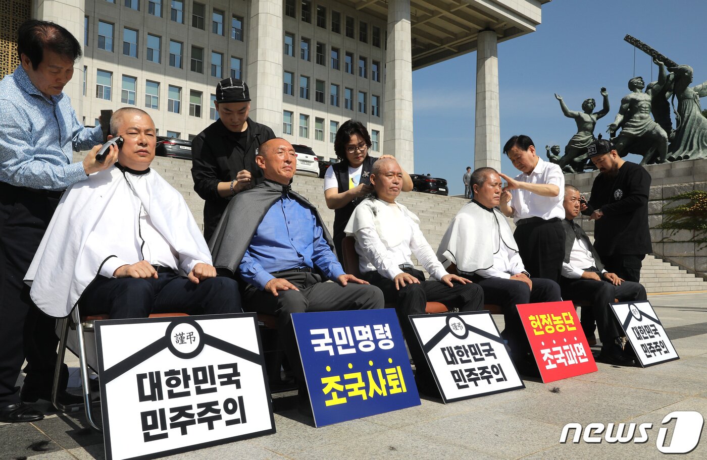 본문 이미지 - 지난해 9월 당시 자유한국당 이만희(왼쪽) 의원 등이 국회 본청 앞에서 조국 법무부 장관 사퇴를 촉구하며 삭발을 하는 모습. ⓒ News1 임세영 기자