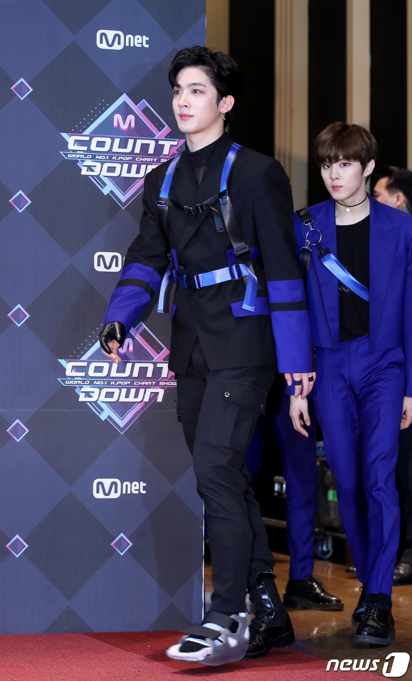 (서울=뉴스1) 권현진 기자 = 엑스원(X1) 김요한이 19일 오후 서울 마포구 상암동 CJ E&M센터에서 열린 Mnet ‘엠카운트다운’ 리허설에 발 보호대를 차고 입장하고 있다. …