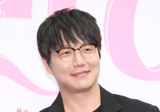 "다음 주 3개 올릴 것"…성시경, 1인 기획사 불법 운영 논란 후 유튜브 재개