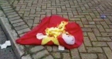 본문 이미지 - 길바닥에서 불타고 있는 오성홍기 - SCMP 갈무리