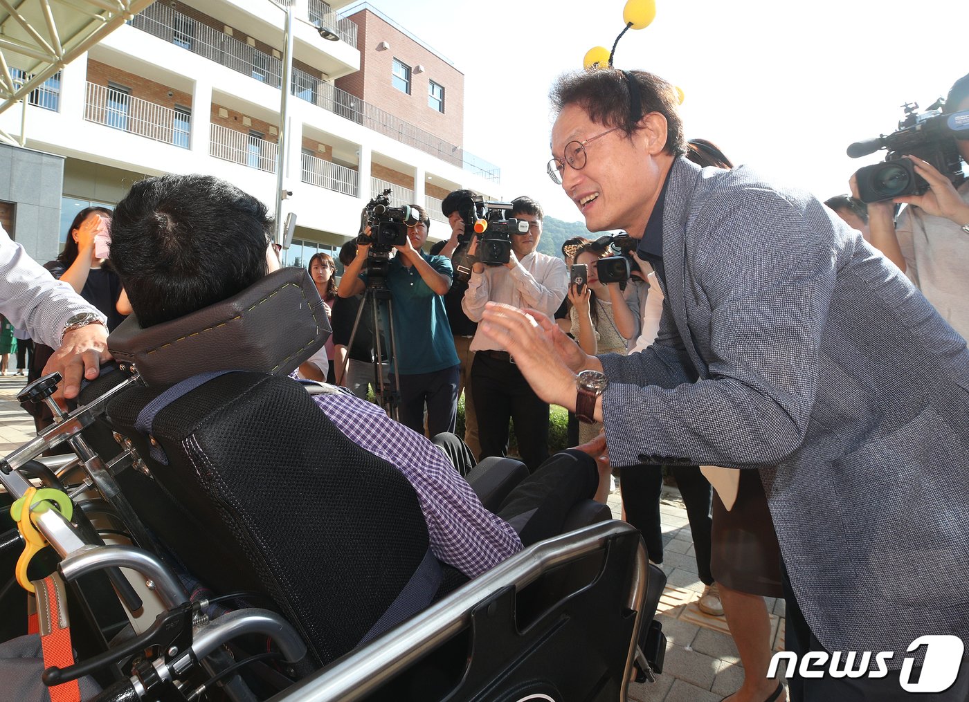 조희연 서울시교육감이 2일 오전 서울 서초구 염곡동에 개교한 공립 장애인 특수학교인 서울나래학교로 첫 등교하는 학생들을 환영하고 있다. 2019.9.2/뉴스1 ⓒ News1 신웅수 기자