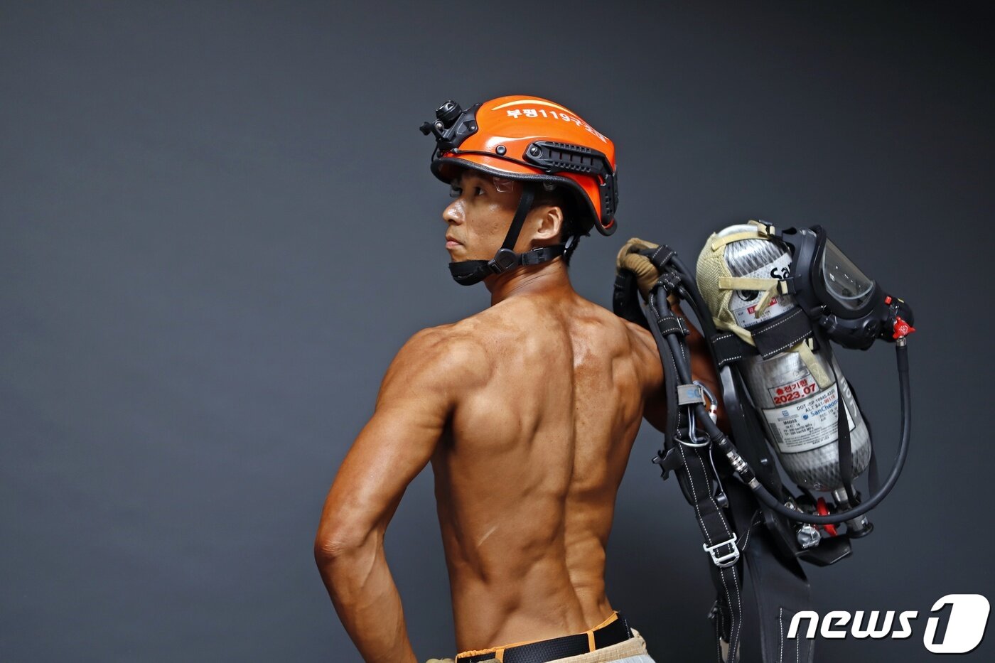 본문 이미지 - 순직, 공상 소방관 돕기 위해 몸짱 달력 제작나선 소방관들(인천소방본부 제공)2019.9.2/뉴스1 ⓒ News1 박아론 기자