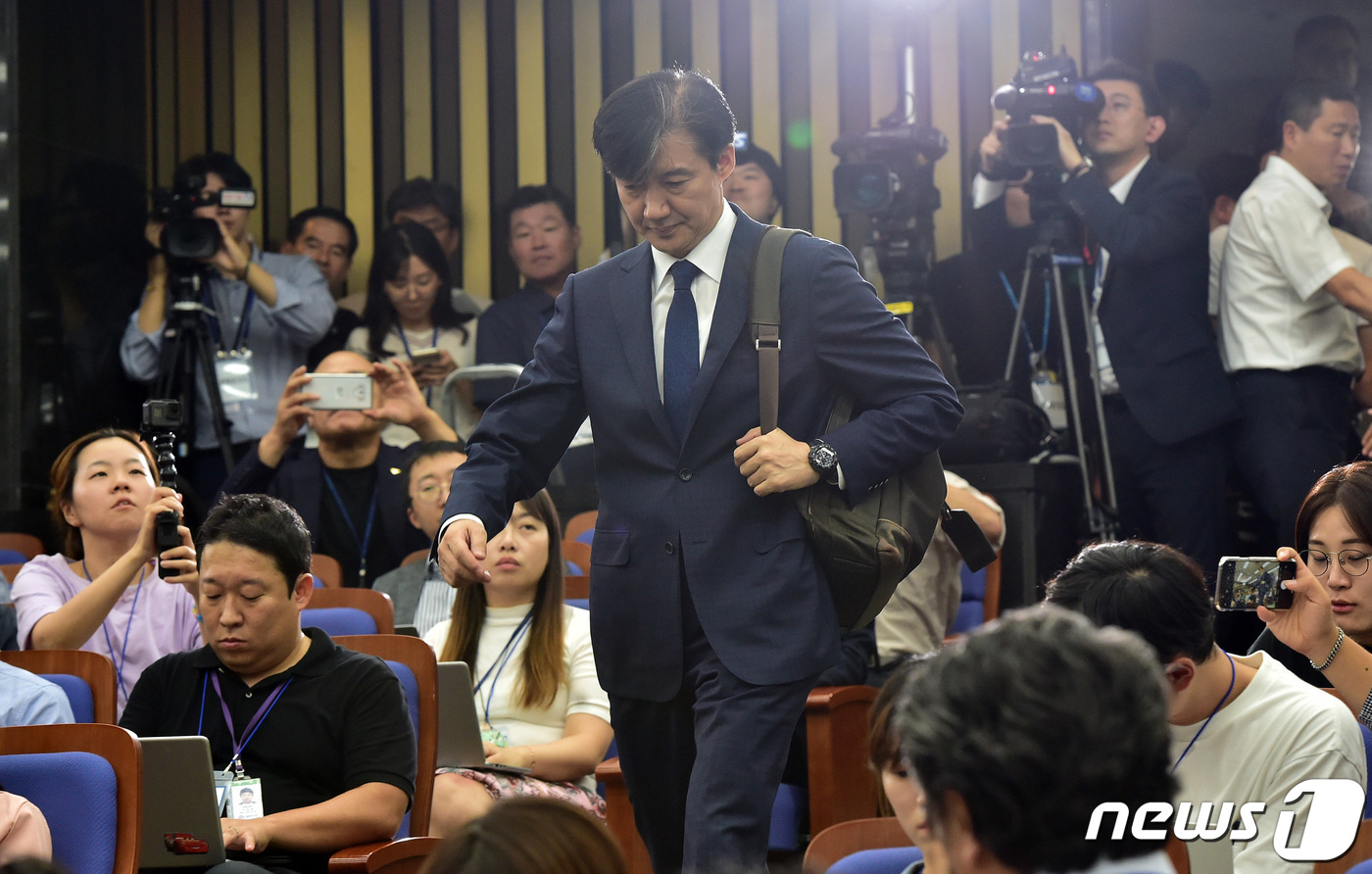 (서울=뉴스1) 임세영 기자 = 조국 법무부 장관 후보자가 2일 오후 서울 여의도 국회에서 열린 기자간담회에 입장하고 있다. 2019.9.2/뉴스1