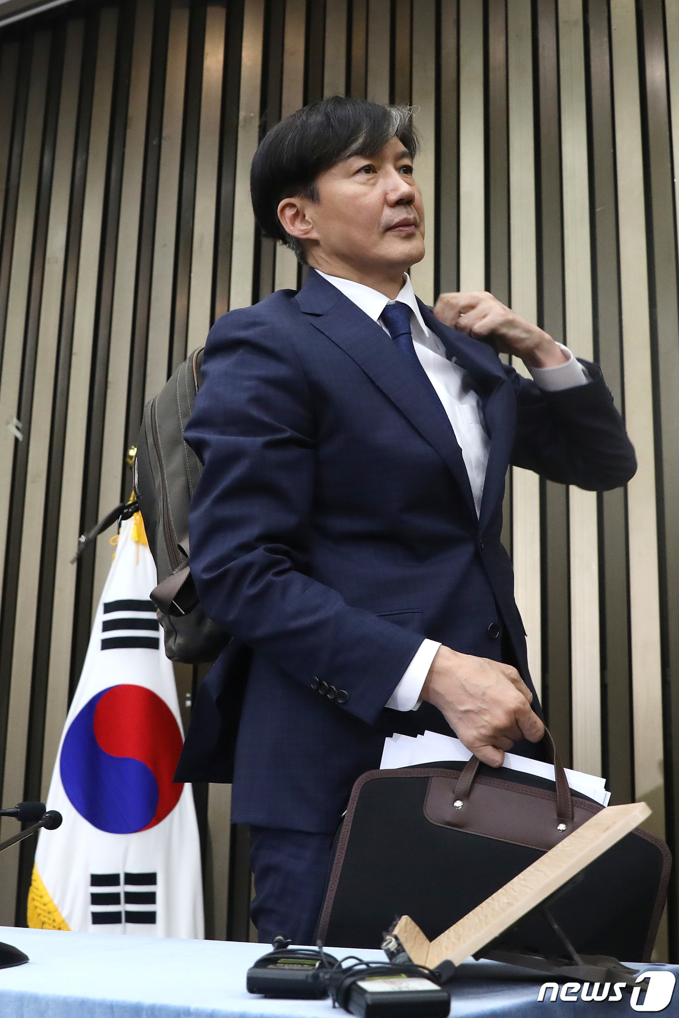 (서울=뉴스1) 임세영 기자 = 조국 법무부 장관 후보자가 2일 서울 여의도 국회에서 열린 기자간담회를 마치고 나서고 있다. 이날 조국 후보자는 휴식시간을 갖고 오후 7시부터 기자 …