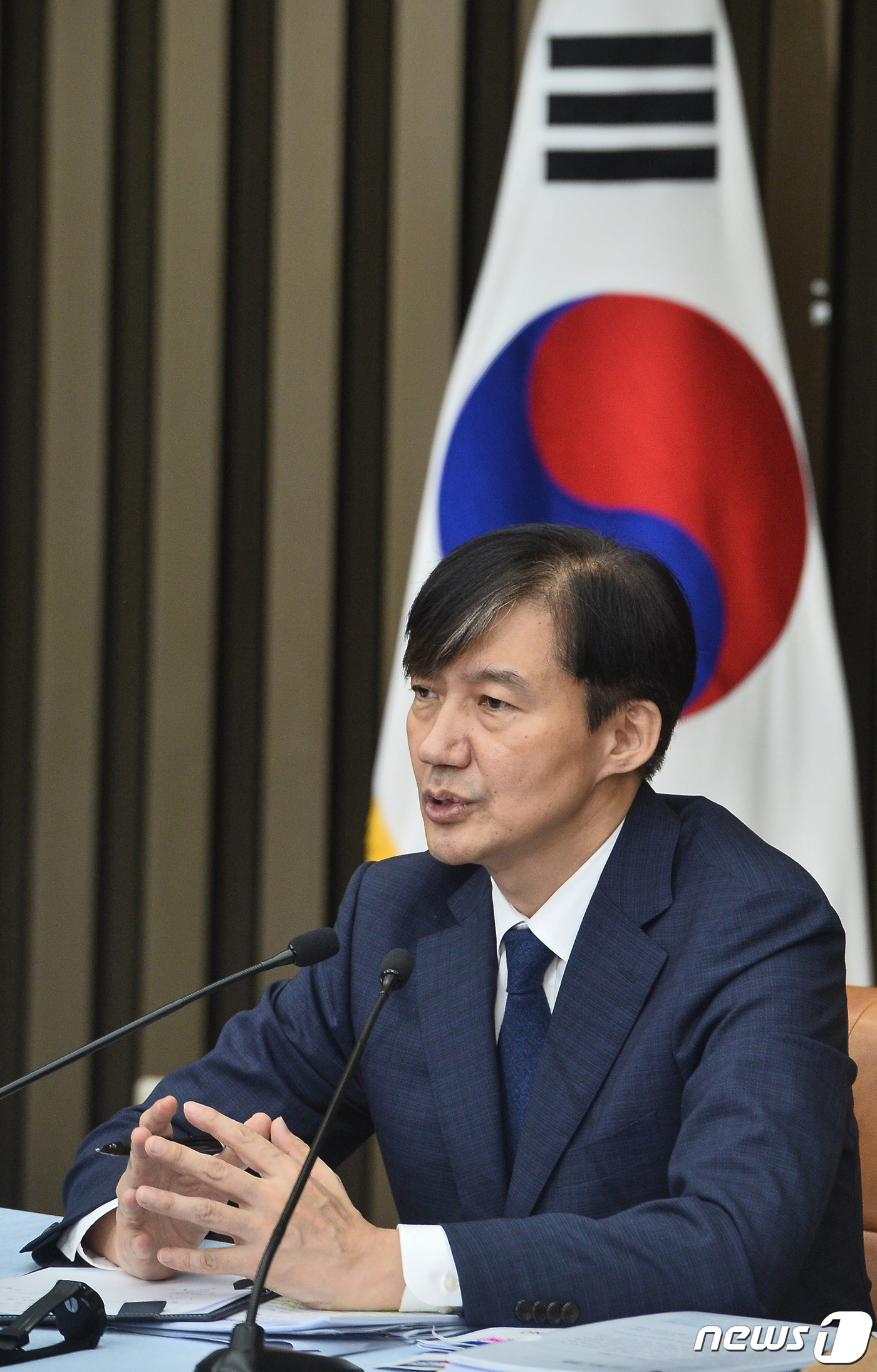 (서울=뉴스1) 이종덕 기자 = 조국 법무부 장관 후보자가 2일 오후 서울 여의도 국회에서 기자간담회를 하고 있다.조국 법무부장관 후보자는 단호하게 일련의 의혹들을 일축했다. 울먹 …