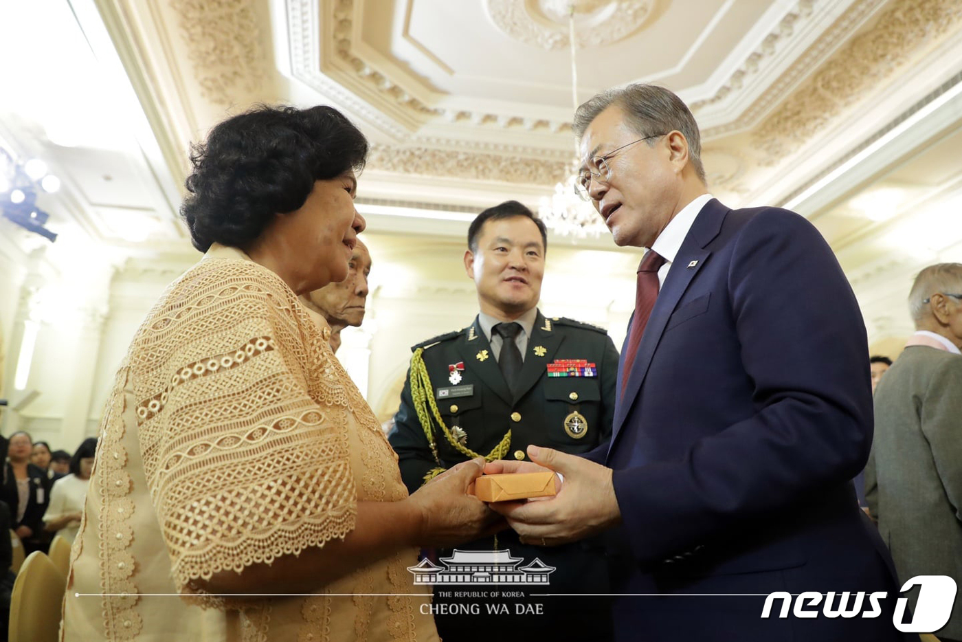 (서울=뉴스1) = 태국을 공식방문 중인 문재인 대통령이 2일 총리실 청사 별관에서 진행된 쁘라윳 총리 주최 공식 오찬에 앞서 한국전에 참전했던 태국 참전용사들을 접견, 참전용사들 …