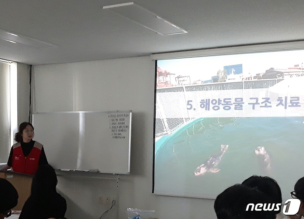 본문 이미지 - 정지윤 롯데월드 아쿠아리움 팀장이 19일 해양생물 구조치료에 대해 설명하고 있다. ⓒ 뉴스1 최서윤 기자