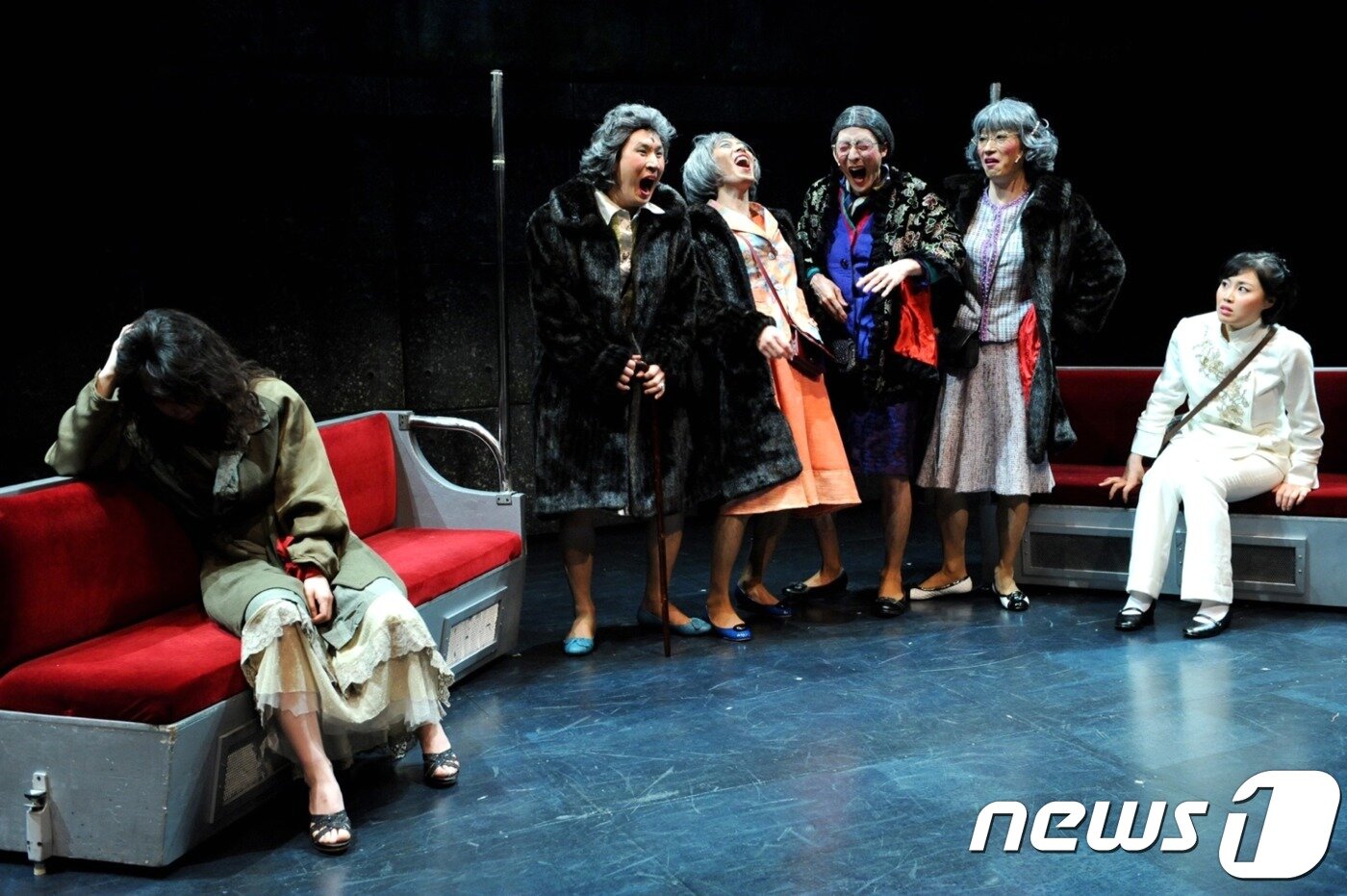 본문 이미지 - 2008년 봄, '걸레' 역을 맡아 '지하철 1호선' 첫 무대에 올랐다. 맨 왼쪽 고개를 숙인 채 앉아 있는 사람이 국희씨.(사진제공=김국희)ⓒ 뉴스1