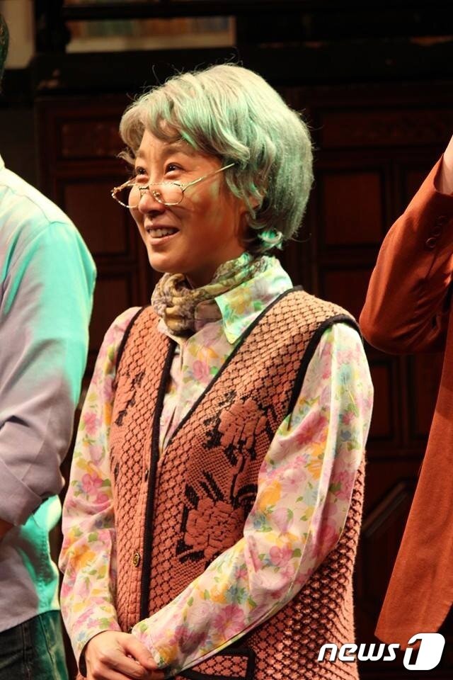 본문 이미지 - 국희씨는 '빨래'에서 하숙집 주인할매 역을 맡아 열연, '국희할매'라는 별명을 얻었다. 앞으로 "지독한 악역을 연기해보고 싶다"고 했다.(사진제공=김국희)ⓒ 뉴스1