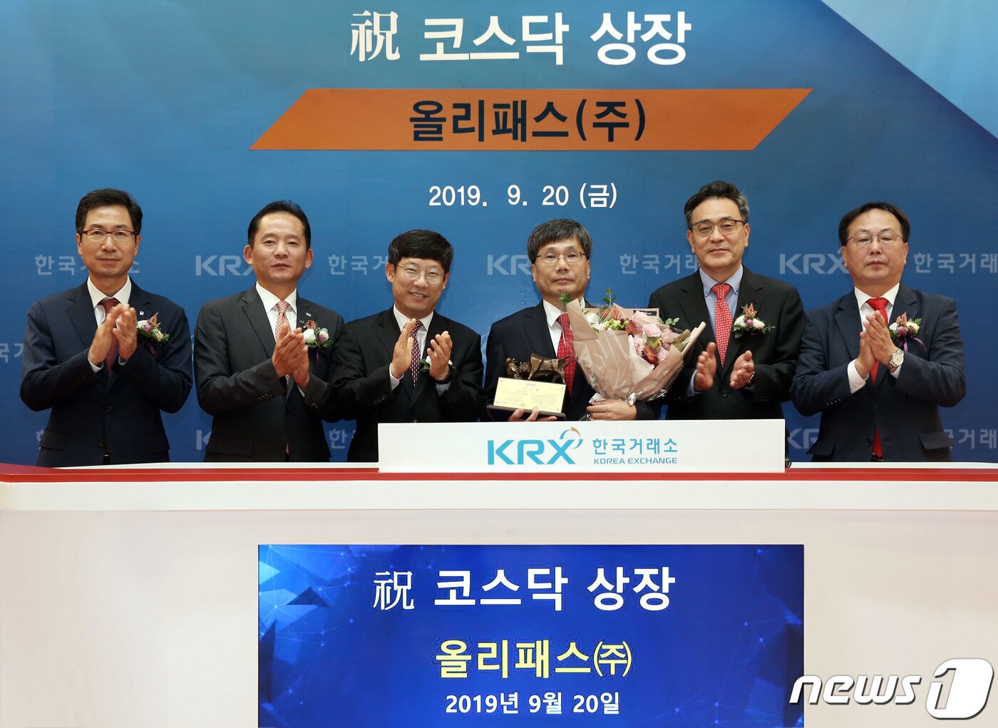 본문 이미지 - 20일 오전 서울 영등포구 한국거래소에서 열린 올리패스 코스닥시장 신규상장기념식에서 상장기념패 전달 후 김현철 한국IR협의회 부회장(왼쪽부터), 강성범 미래에셋대우 IB1부문대표, 정운수 한국거래소 코스닥시장본부장, 정신 올리패스 대표이사, 이현 키움증권 대표이사, 송윤진 코스닥협회 부회장이 박수치고 있다. (한국거래소 제공) 2019.9.20 ⓒ 뉴스1