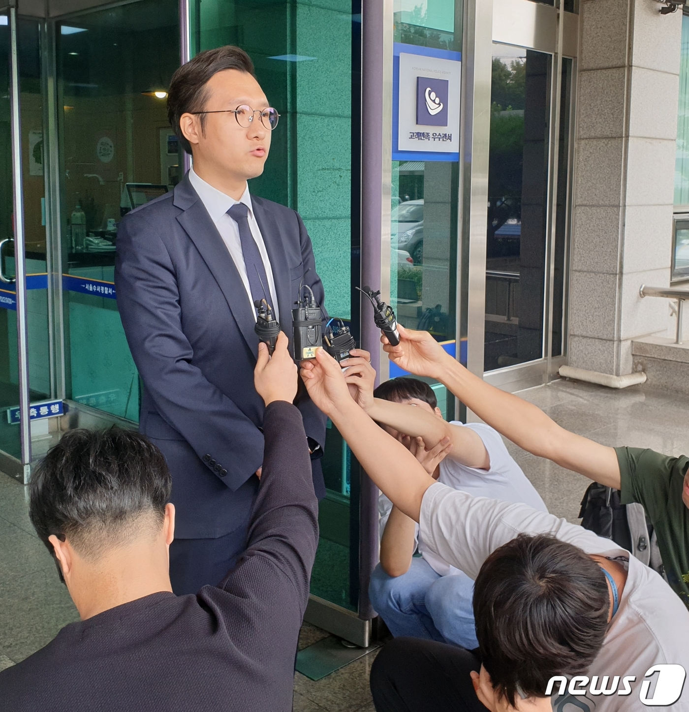 (서울=뉴스1) 황덕현 기자 = 네이버 '호날두 사태 소송카페' 측 법률대리인인 김민기 변호사가 20일 오전 더페스타, 한국프로축구연맹, 엔에이치티켓링크에 대한 고소장을 접수하기에 …