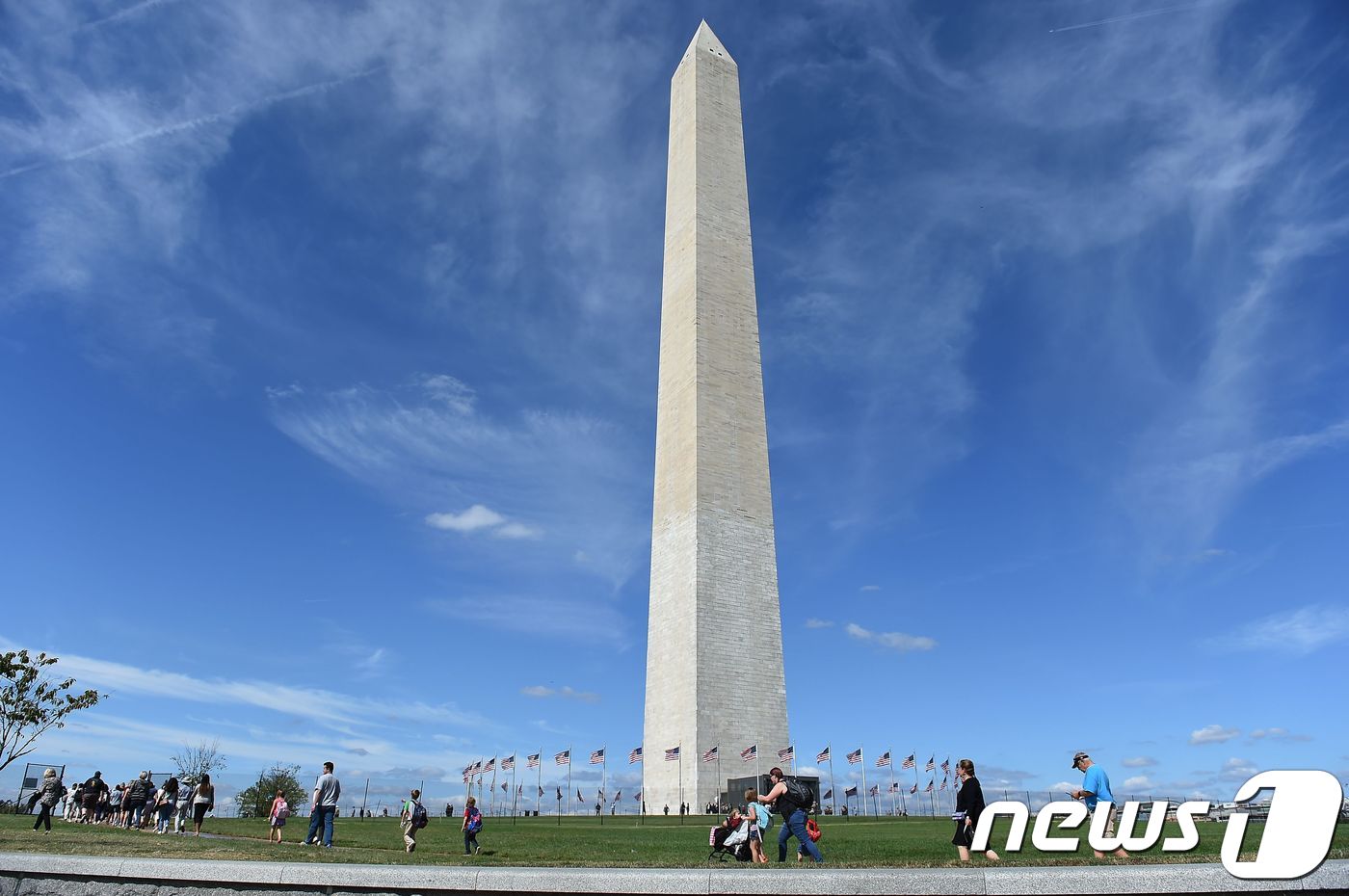 (워싱턴 AFP=뉴스1) 우동명 기자 = 19일 (현지시간)  내셔널 몰의 상징적인 명소 워싱턴 기념탑이 3년만에 재개관을 하고 모습을 드러냈다.ⓒ AFP=뉴스1