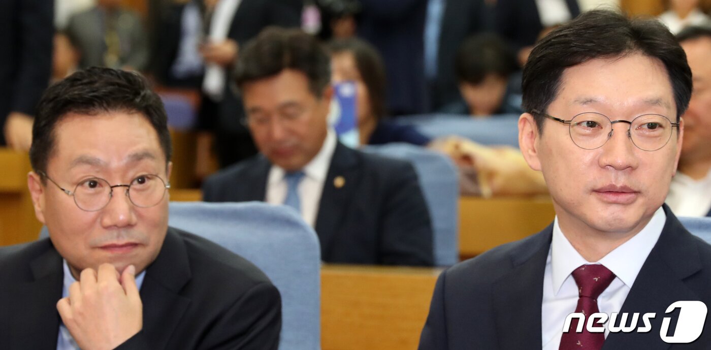본문 이미지 - 김경수 경남지사와 양정철 민주연구원장이 20일 서울 여의도 국회 의원회관에서 열린 더불어민주당 정책페스티벌 평화경제 대토론회에서 오거돈 부산시장과 대화하고 있다. 민주연구원이 주최한 이날 행사에는 이해찬 더불어민주당 대표, 오거돈 부산시장, 박남춘 인천시장, 김홍걸 민화협 의장 등이 참석했다. 2019.9.20/뉴스1 ⓒ News1 이종덕 기자