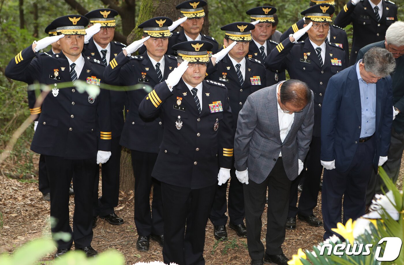본문 이미지 - 지난 2019년 9월 당시 민갑룡 전 경찰청장이 대구 달서구 와룡산 세방골 개구리소년 유골 발견 현장을 찾아 희생자를 추모하며 경례하고 있다. 2019.9.20/뉴스1 ⓒ News1 공정식 기자