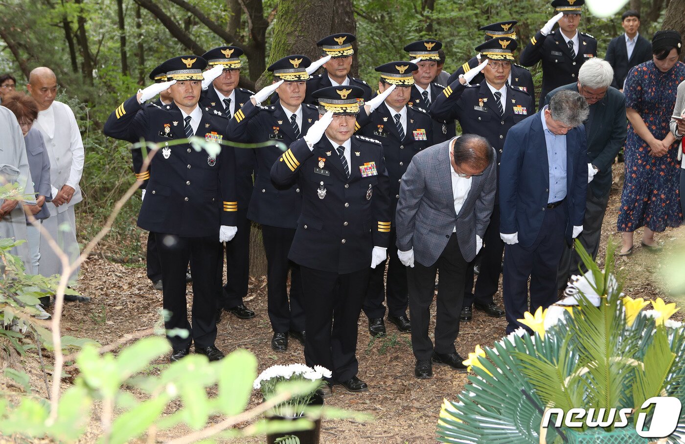 본문 이미지 - 민갑룡 경찰청장이 2019년 9월20일 오후 대구 달서구 와룡산 세방골 개구리소년 유골 발견 현장을 찾아 희생자를 추모하며 경례하고 있다.  2019.9.20/뉴스1 ⓒ News1 공정식 기자