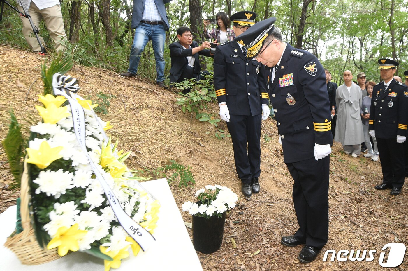 본문 이미지 - 2019년 9월20일 민갑룡 전 경찰청장이 대구 달서구 와룡산 세방골 개구리소년 유골 발견 현장을 찾아 희생자를 추모하고 있다. 2019.9.20/뉴스1 ⓒ News1 공정식 기자