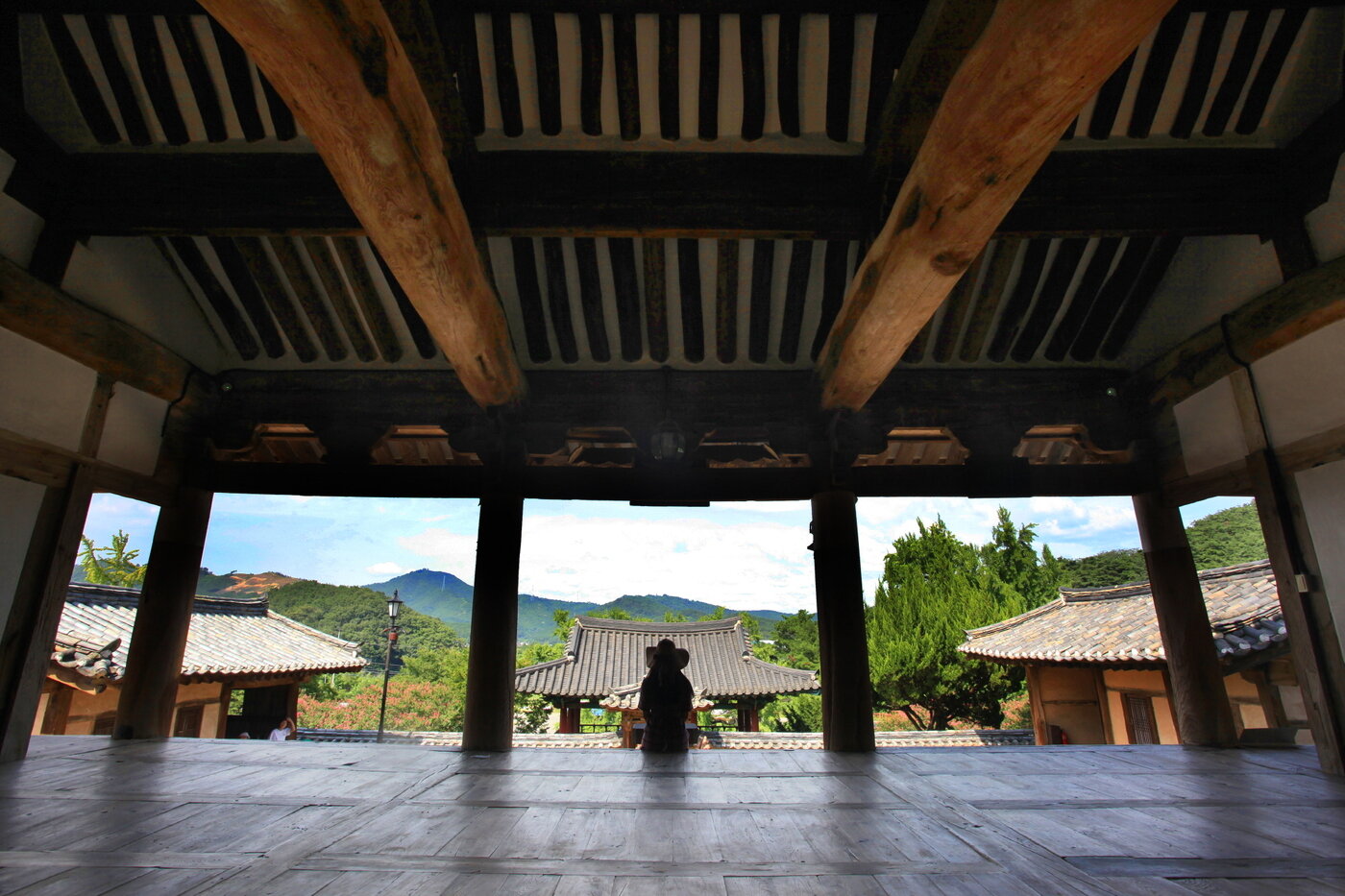 본문 이미지 - 달성 도동서원 강학 공간인 중정당 마루에서 본 풍경. 관광공사 제공
