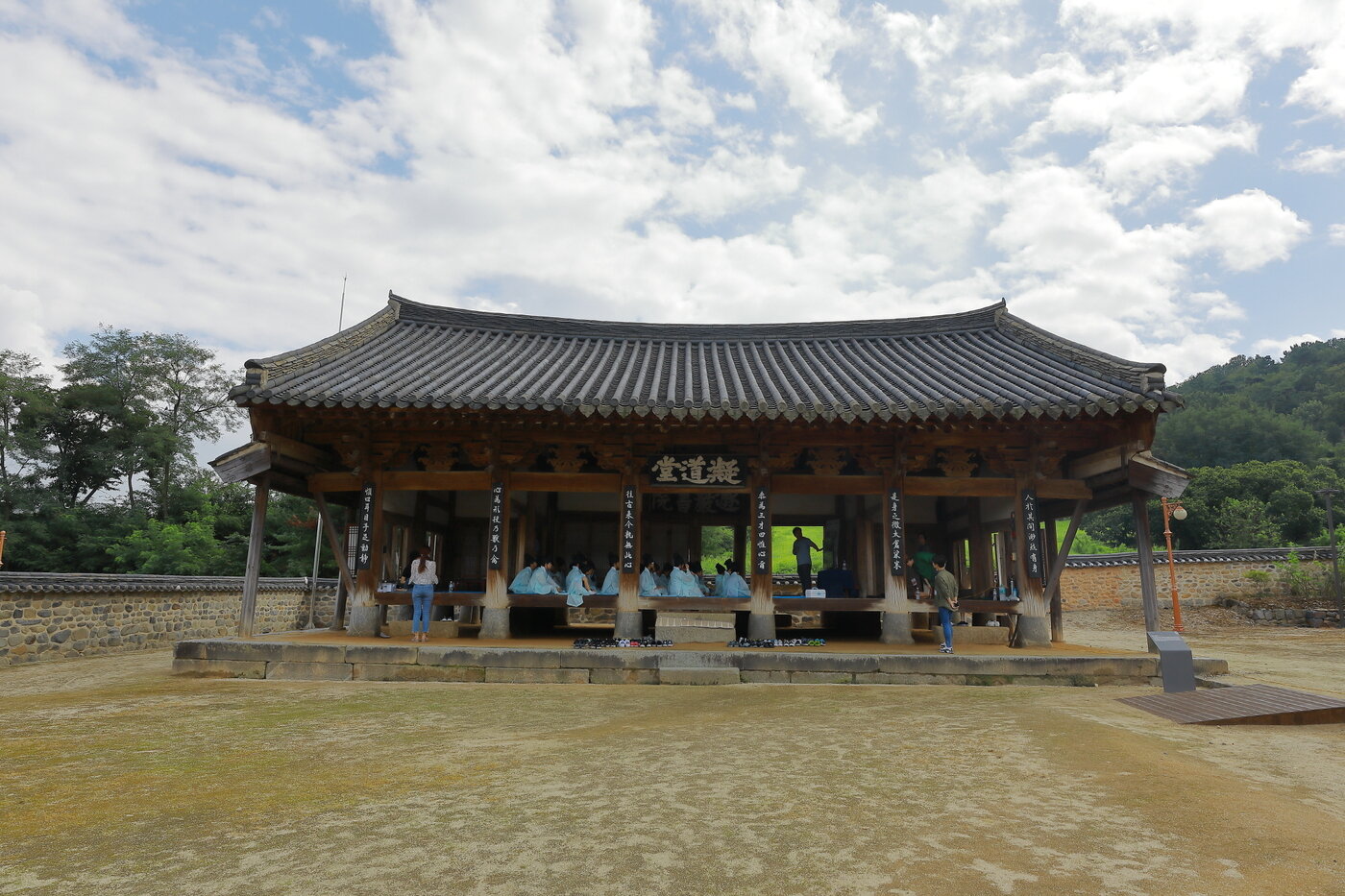 본문 이미지 - 예절 교육 프로그램을 진행하는 논산 돈암서원 응도당. 관광공사 제공