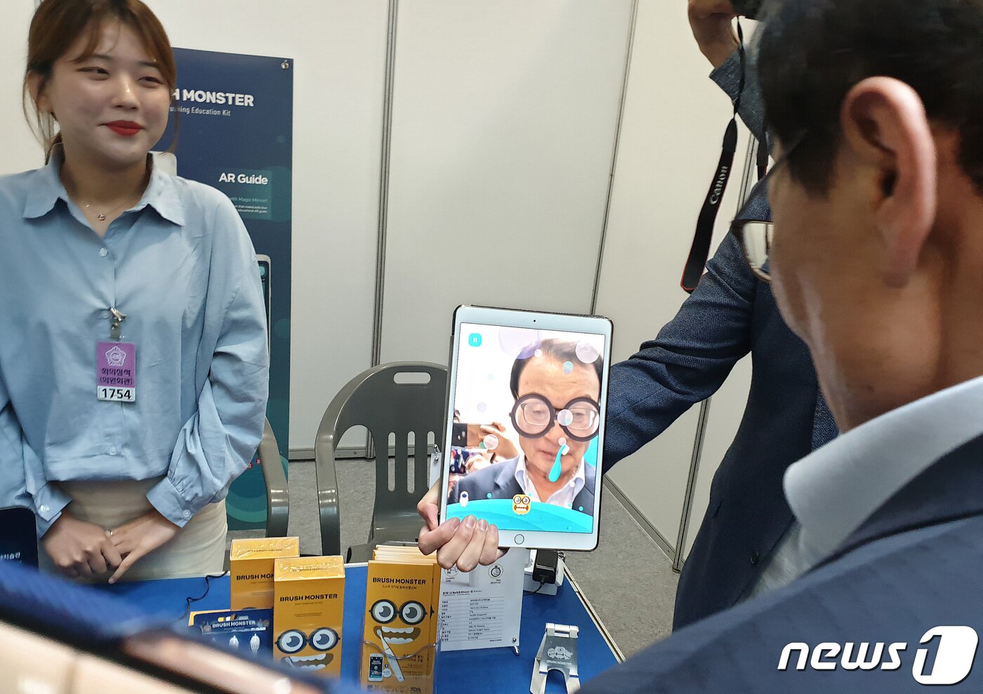 본문 이미지 - 이해찬 더불어민주당 대표가 20일 오전 서울 영등포구 국회 의원회관에서 열린 '더불어 2019 정책페스티벌' 개막식에 참석해 음성합성 스마트칫솔을 체험하고 있다. 2019.9.20/뉴스1 ⓒ News1 이우연 기자