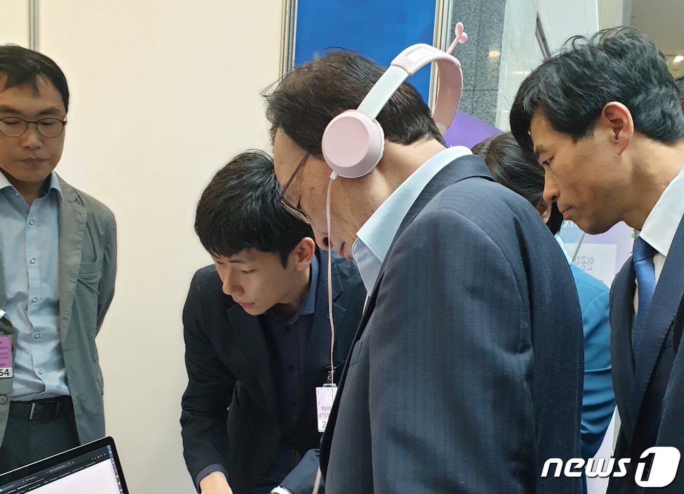 본문 이미지 - 이해찬 더불어민주당 대표가 20일 오전 서울 영등포구 국회 의원회관에서 열린 '더불어 2019 정책페스티벌' 개막식에 참석해 음성합성 AI(인공지능)기술을 체험하고 있다. 2019.9.20/뉴스1 ⓒ News1 이우연 기자