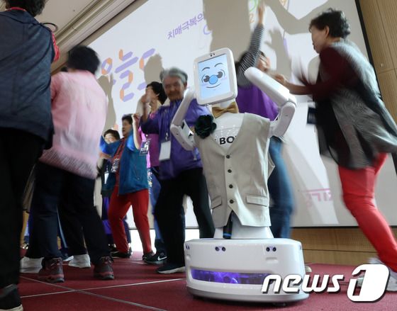 어르신들이 치매 예방 로봇과 함께 춤을 추고 있다. /뉴스1 © News1 이동해 기자