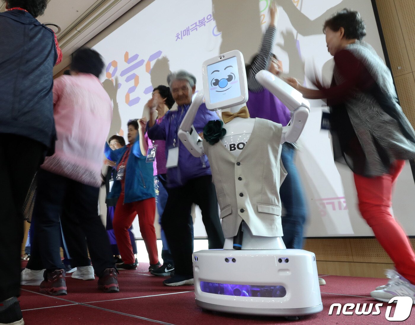본문 이미지 - 어르신들이 치매 예방 로봇과 함께 춤을 추고 있다. /뉴스1 ⓒ News1 이동해 기자
