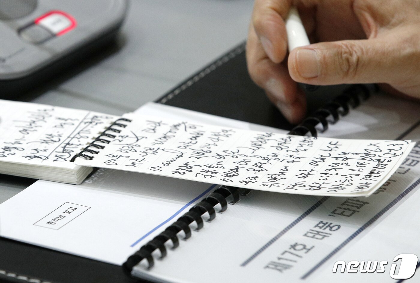 본문 이미지 - 이낙연 총리가 지난달 정부서울청사에서 열린 제17호 태풍 타파, 아프리카돼지열병(ASF) 대응상황 점검회의에서 수첩을 보며 모두발언을 하고 있다. 수첩에는 축대, 옹벽 붕괴, 취약지대 점검 등 여러 지시 사항들이 적혀있다. 안은나 기자