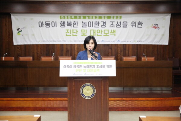 본문 이미지 - 토론회에서 인사말을 전하는 양진옥 굿네이버스 회장 ⓒ 뉴스1