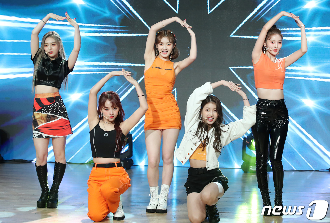 (서울=뉴스1) 권현진 기자 = 그룹 세러데이(SATURDAY) 하늘(왼쪽부터), 아연, 유키, 민서, 주연이 20일 오후 서울 강남구 청담동 일지아트홀에서 열린 세 번째 싱글 ' …