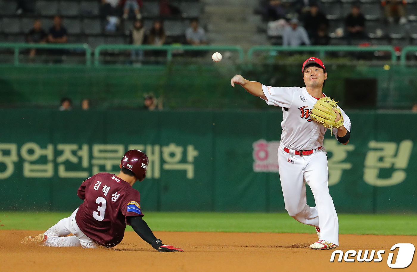 (인천=뉴스1) 구윤성 기자 = 20일 오후 인천 미추홀구 SK행복드림구장에서 열린 프로야구 '2019 신한은행 마이카(MY CAR) KBO리그' 키움 히어로즈와 SK 와이번스의 …