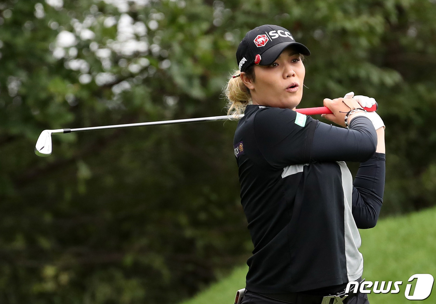 (강원도 양양=뉴스1) 이동해 기자 = 에리야 쭈타누깐(24·태국)가 21일 강원도 양양 설해원에서 열린 ‘설해원ㆍ셀리턴 레전드 매치’ 첫날 포섬매치 2번홀에서 티샷을 날리고 있다 …