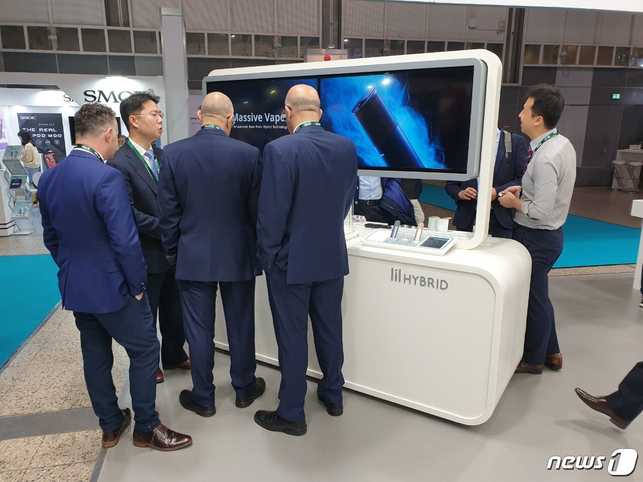 본문 이미지 - KT&G 직원들이 해외 바이어들과 상담을 진행 중인 모습ⓒ 뉴스1