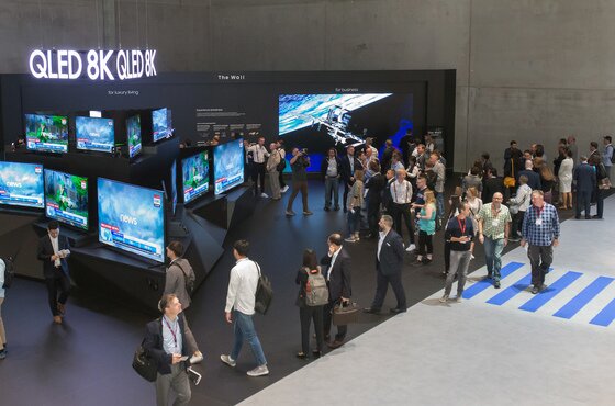본문 이미지 - 지난 2019년 독일 베를린에서 열린 IFA 2019 전시회에서 관람객들이 전시관을 살펴보고 있다. 2019.9.22/뉴스1 ⓒ News1 유승관 기자