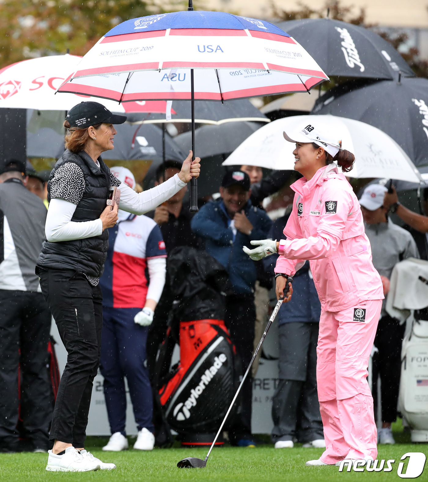 (양양=뉴스1) 이동해 기자 = 이민지(23·호주)가 22일 강원도 양양 설해원에서 열린 ‘설해원ㆍ셀리턴 레전드 매치’ 두 번째 스킨스매치 1번홀에서 티샷을 준비하며 줄리 잉스터( …