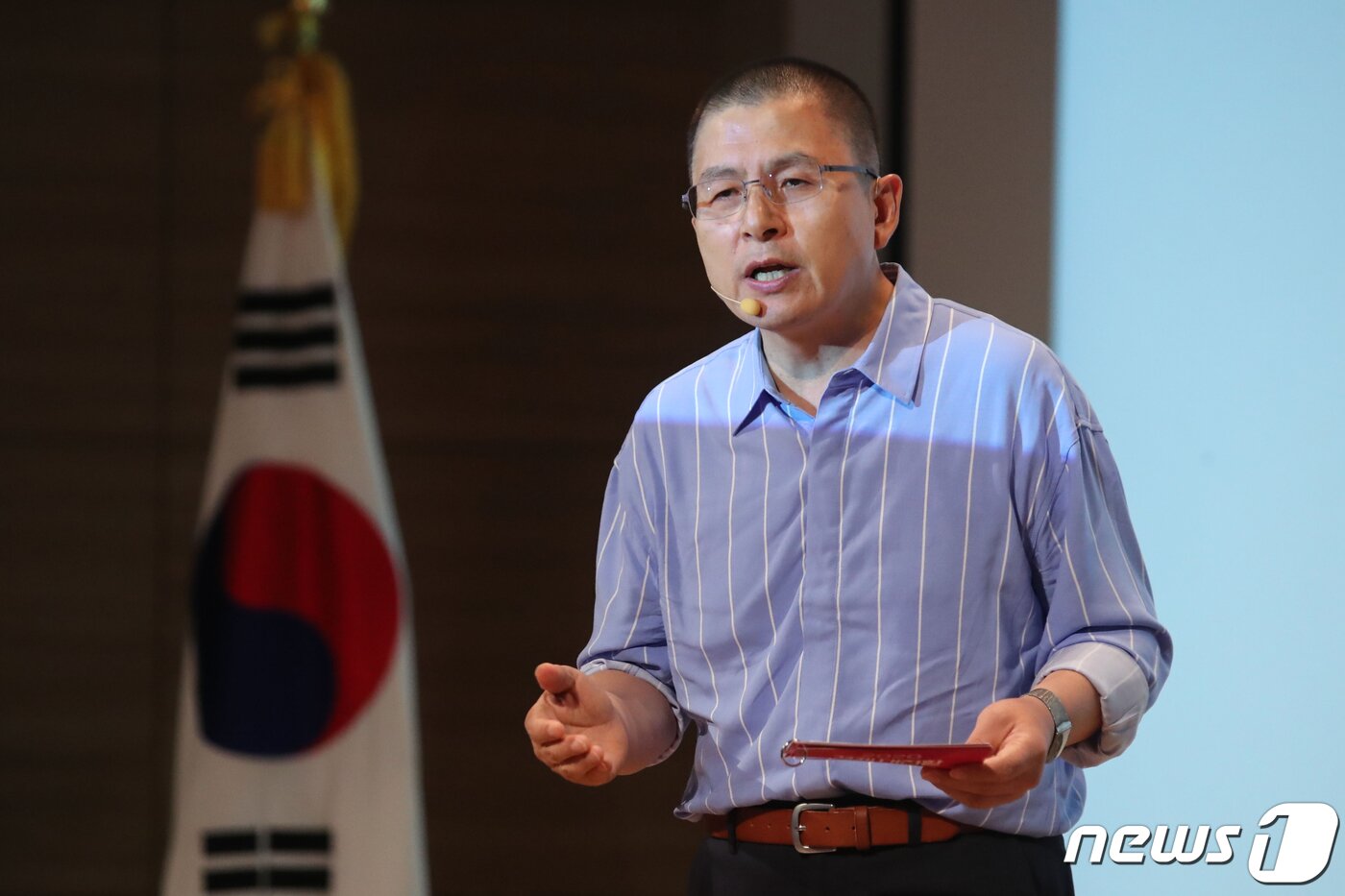 본문 이미지 - 황교안 자유한국당 대표가 22일 서울 여의도 국회에서 열린 '민부론' 발간 국민보고대회에서 프리젠테이션 발표를 하고 있다. 2019.09.22./뉴스1 ⓒ News1 김명섭 기자