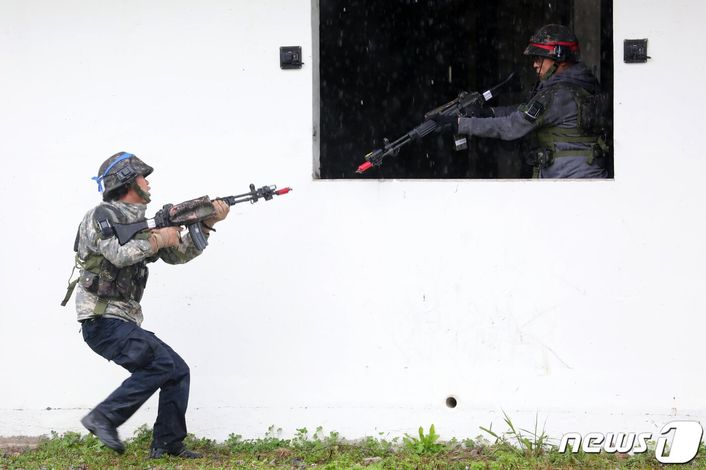 본문 이미지 - 22일 오전 강원 인제군 육군 과학화전투훈련단에서 열린 과학화전투 경연대회에 참가한 선수들이 경기를 펼치고 있다. 2019.9.22/뉴스1 ⓒ News1 김경석 기자