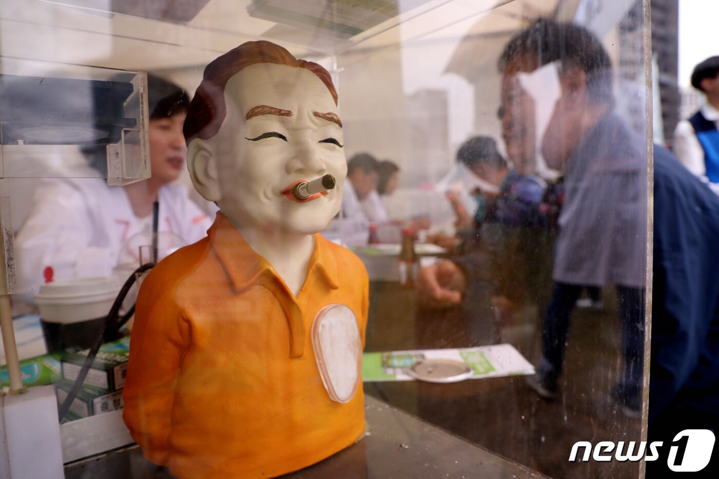 본문 이미지 - 22일 오후 서울광장에서 열린 &#39;2019 건강서울 페스티벌&#39;에서 시민이 금연상담을 받고 있다. &#39;건강서울 페스티벌&#39;은 동네약국의 역할과 기능을 서울광장에 그대로 옮겨 서울시민과 약사가 직접 소통하며 약국을 최대한 이용할 수 있는 방법을 알아갈 수 있도록 마련한 시민참여형 건강축제다. 2019.9.22/뉴스1 ⓒ News1 황기선 기자