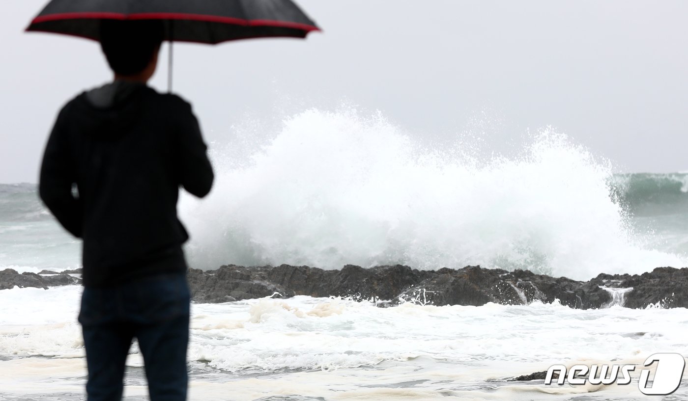본문 이미지 - 강원 동해안 너울성 파도 자료사진.(뉴스1 DB)