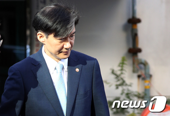 조국 법무부 장관이 23일 오전 서울 서초구 방배동 자택을 나서고 있다. 2019.9.23/뉴스1 © News1 황기선 기자