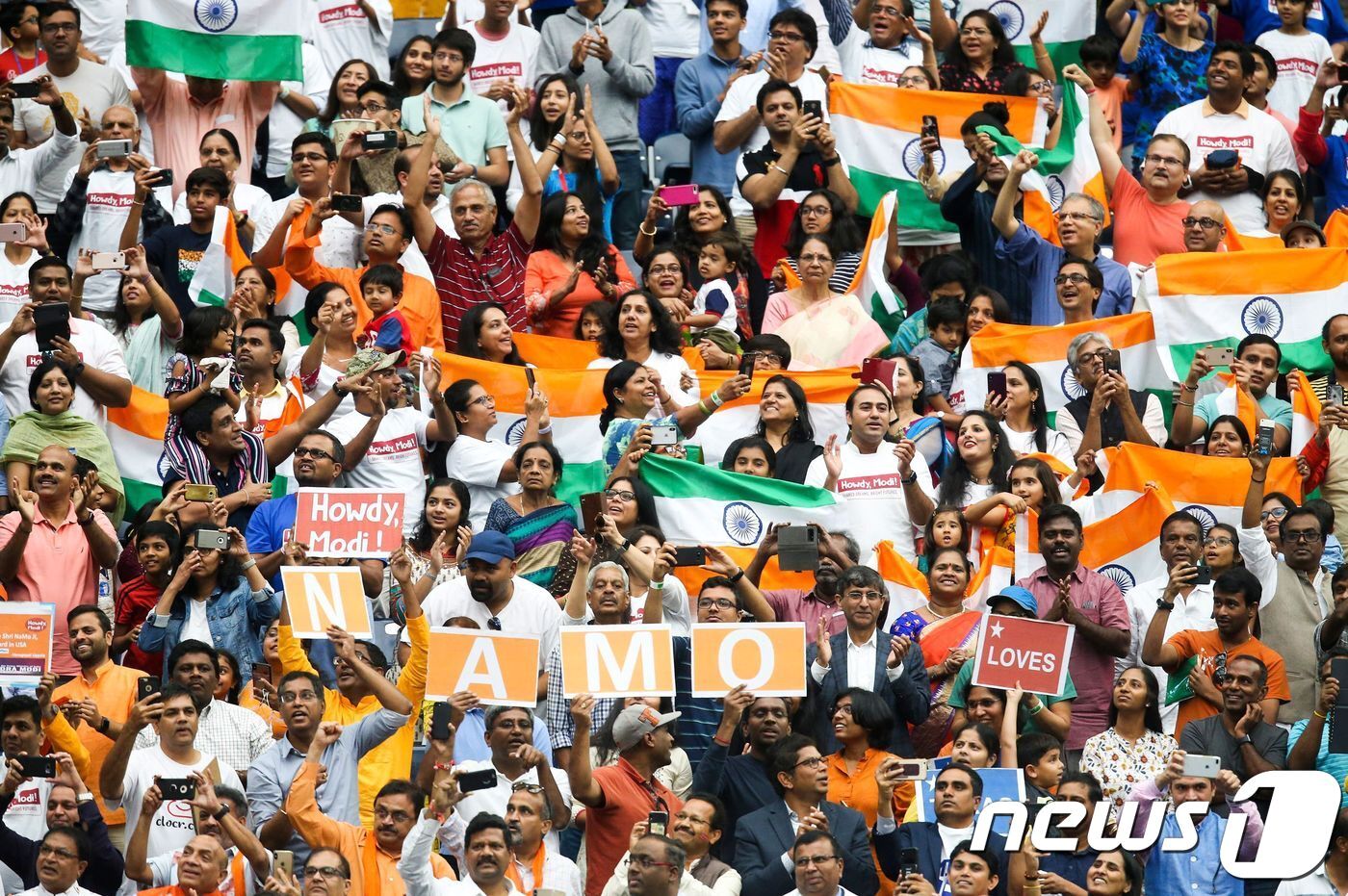 본문 이미지 - 22일(현지시간) 미국 휴스턴에서 열린 행사에 참석한 인도계 미국인들. ⓒ AFP=뉴스1