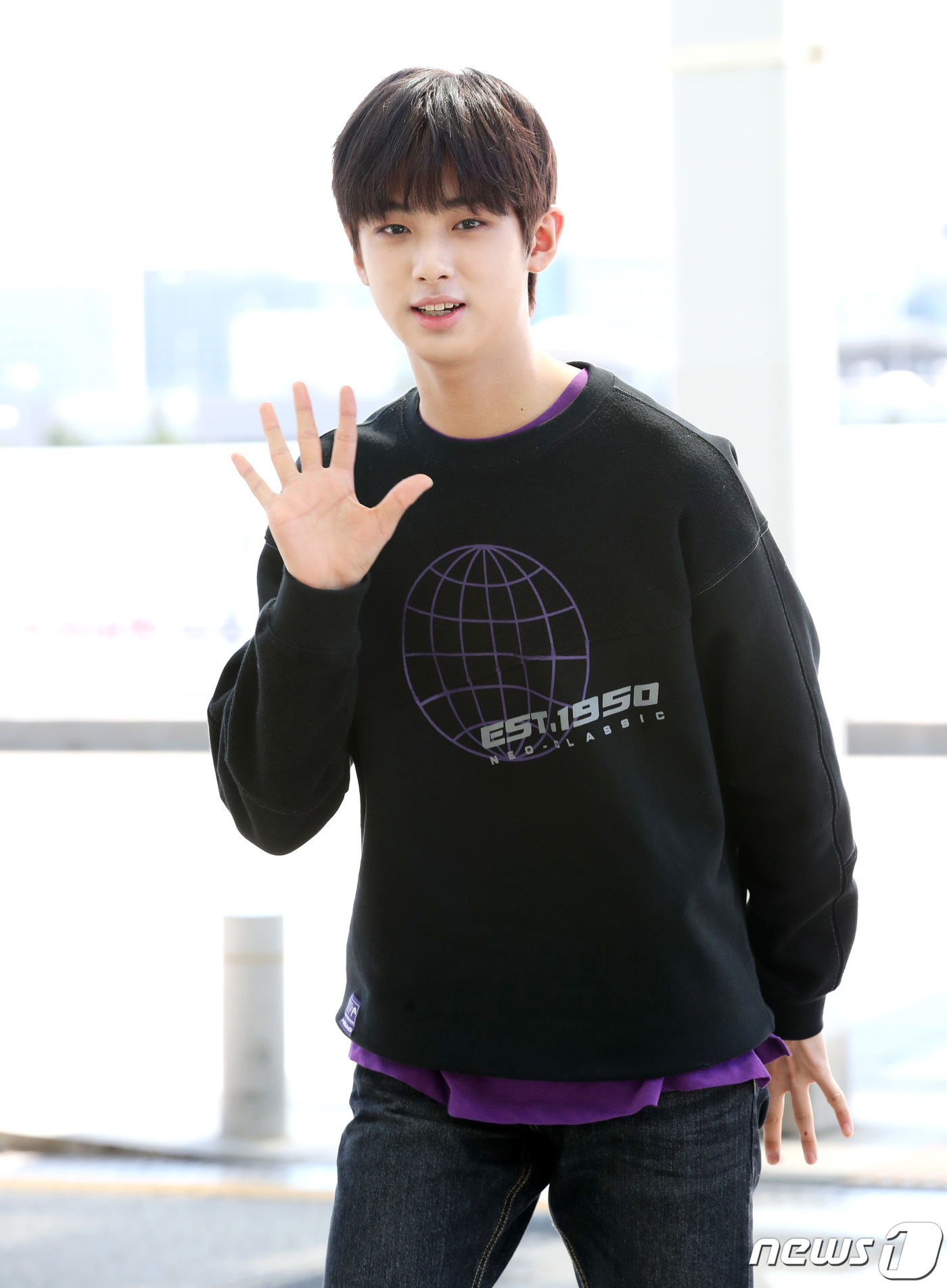 (인천공항=뉴스1) 권현진 기자 = ‘프로듀스 X 101’ 출신 김민규가 화보 촬영차 23일 오전 인천국제공항을 통해 미국 LA로 출국하며 인사를 하고 있다. 2019.9.23/뉴 …