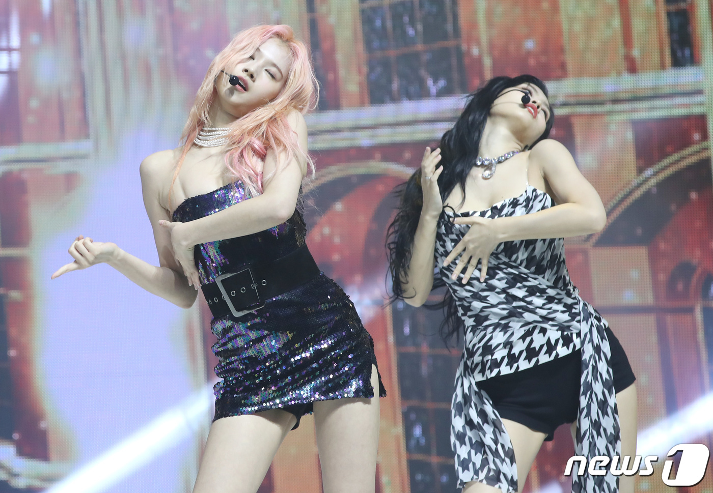 (서울=뉴스1) 권현진 기자 = 걸그룹 트와이스(TWICE) 사나, 모모(오른쪽)가 23일 서울 광진구 Yes24 라이브홀에서 열린 미니 8집 'Feel Special' 발매 기념 …