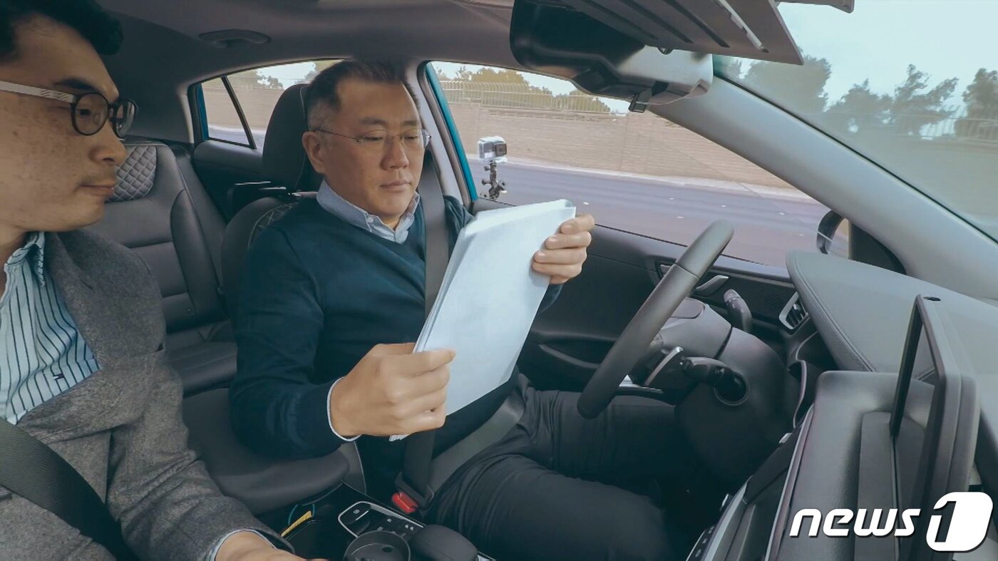 본문 이미지 - 현대자동차그룹이 지난 9월23일 2조4000억원을 투입해 자율주행 분야 기술력을 보유한 앱티브(APTIV)사와 자율주행 소프트웨어 개발 전문 합작법인을 설립한다고 밝혔다. 사진은 지난 2017년 CES가 열린 라스베이거스에서 정의선 현대차그룹 수석부회장이 아이오닉 자율주행차에 탑승한 모습. (현대기아차 제공) 2019.9.23/뉴스1