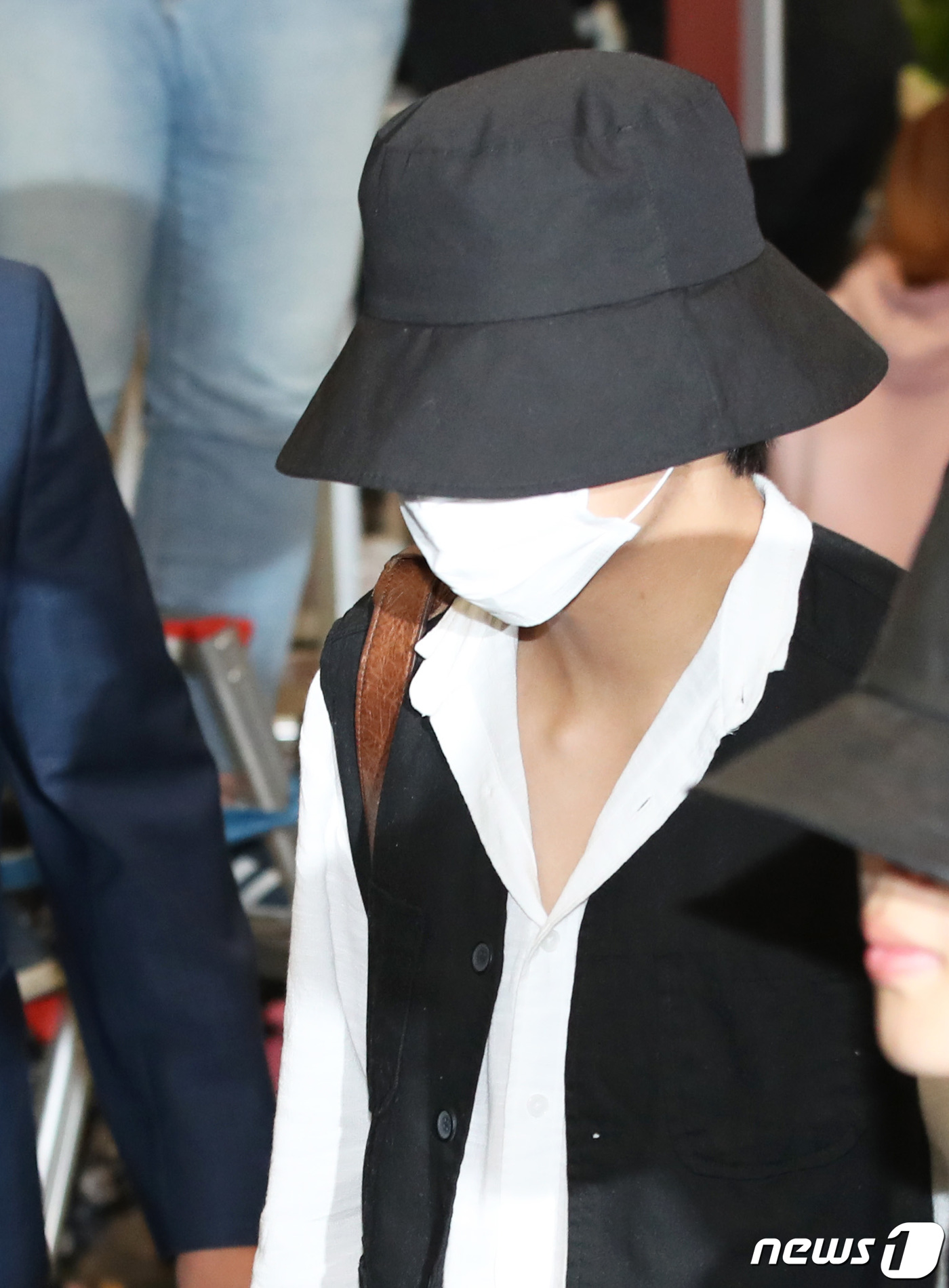 (인천공항=뉴스1) 권현진 기자 = 그룹 방탄소년단(BTS) 뷔가 24일 오전 해외 일정을 마치고 인천국제공항을 통해 입국하고 있다. 2019.9.24/뉴스1