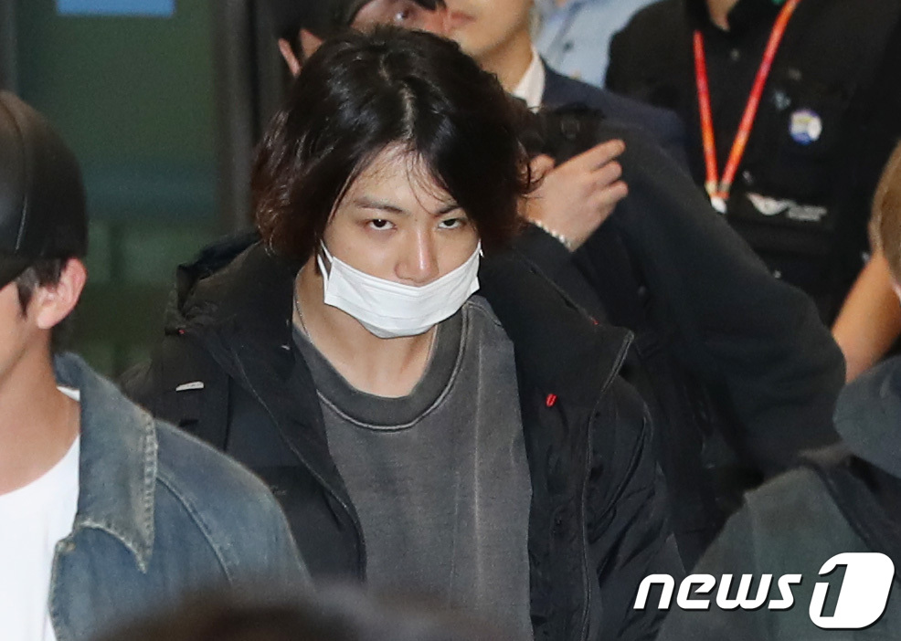 (인천공항=뉴스1) 권현진 기자 = 그룹 방탄소년단(BTS) 정국이 24일 오전 해외 일정을 마치고 인천국제공항을 통해 입국하고 있다. 2019.9.24/뉴스1