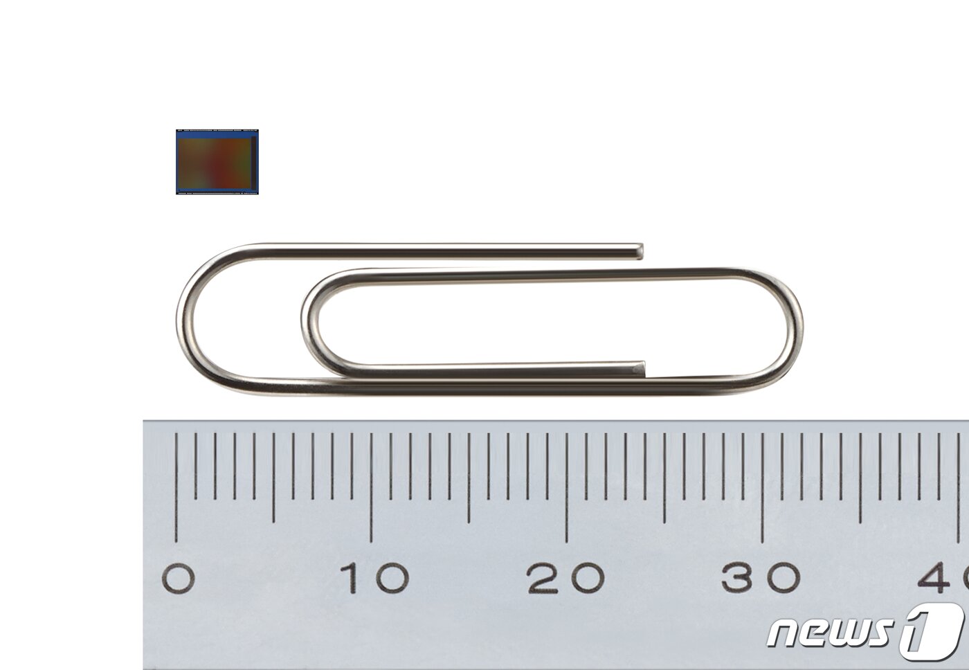 본문 이미지 - 삼성전자가 0.7㎛(마이크로미터, 100만분의1미터) 픽셀 크기를 구현한 모바일 이미지센서 '아이소셀 슬림 GH1'을 24일 공개했다. '아이소셀 슬림 GH1'은 0.7㎛ 픽셀로 4,370만 화소를 구현한 제품이다. (삼성전자 제공) 2019.9.24/뉴스1