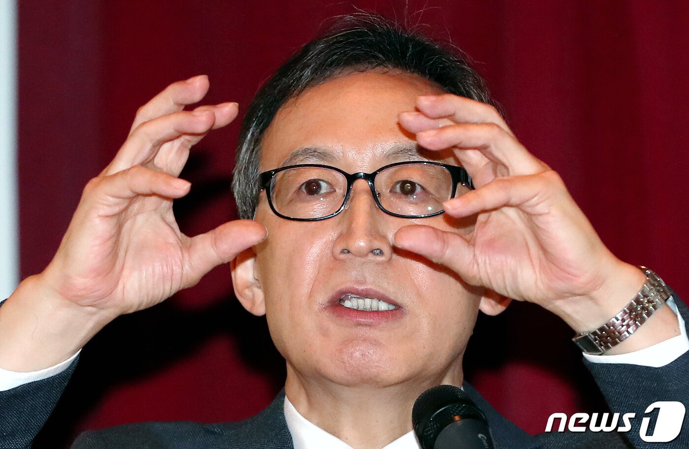 본문 이미지 - 김선영 헬릭스미스 대표이사가 지난해 9월 24일 오전 서울 여의도 NH투자증권 여의도 본사에서 열린 헬릭스미스 임상3상 결론 도출 실패 관련 간담회에서 참석자들의 질문에 답하고 있다. 김 대표는 통증 감소 효과를 명백하게 확인하는 전략을 구사하고 하이퀄리티, 속도전 을거쳐 데이터를 오픈하도록 하겠다고 밝혔다. 2019.9.24/뉴스1 ⓒ News1 박정호 기자