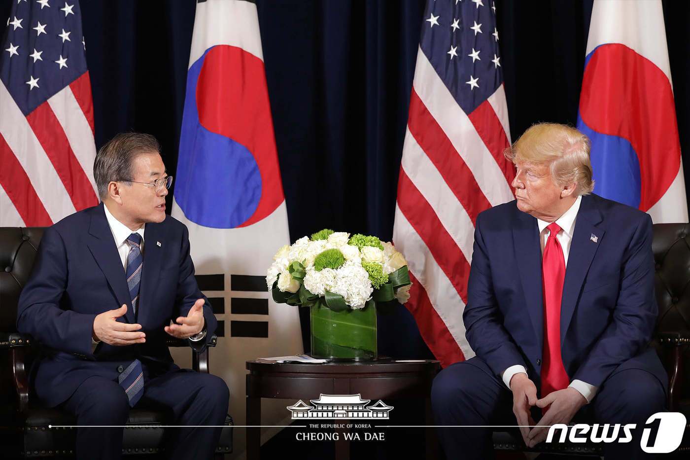 본문 이미지 - 문재인 대통령이 2019년 9월23일 오후(현지시간) 미국 뉴욕 인터콘티넨탈 호텔에서 도널드 트럼프 미국 대통령과 대화를 나누고 있다. (청와대 페이스북) 2019.9.24/뉴스1