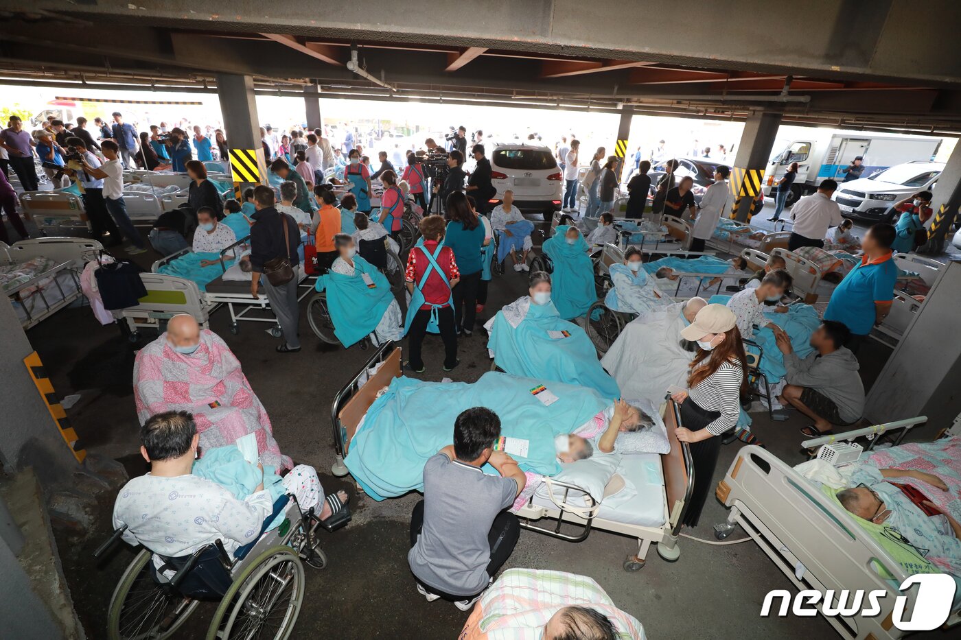 본문 이미지 - 24일 오전 경기 김포시 풍무동의 한 요양병원에서 화재가 발생해 환자들이 인근 주차장에서 병원 호송 차량을 기다리고 있다. 2019.9.24/뉴스1 ⓒ News1 정진욱 기자