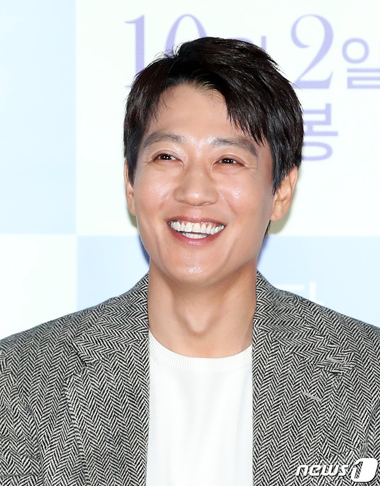 본문 이미지 - 배우 김래원이 24일 오후 서울 롯데 건대시네마에서 열린 영화 '가장 보통의 연애' 언론시사회에 참석해 미소를 짓고 있다. ‘가장 보통의 연애'는 전 여친에 상처받은 재훈(김래원 분)과 전 남친에 뒤통수 맞은 선영(공효진 분), 이제 막 이별한 두 남녀의 솔직하고 거침없는 현실 로맨스를 그린 작품이다. 2019.9.24/뉴스1 ⓒ News1 권현진 기자